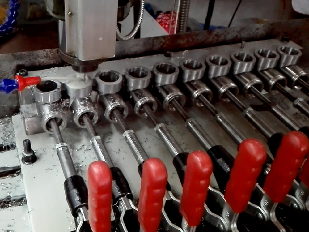 不锈钢水龙头阀体钻孔攻牙